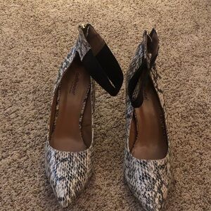 Sexy woman's heels. Zipper in back, Dollhouse Black/white Snakeskin